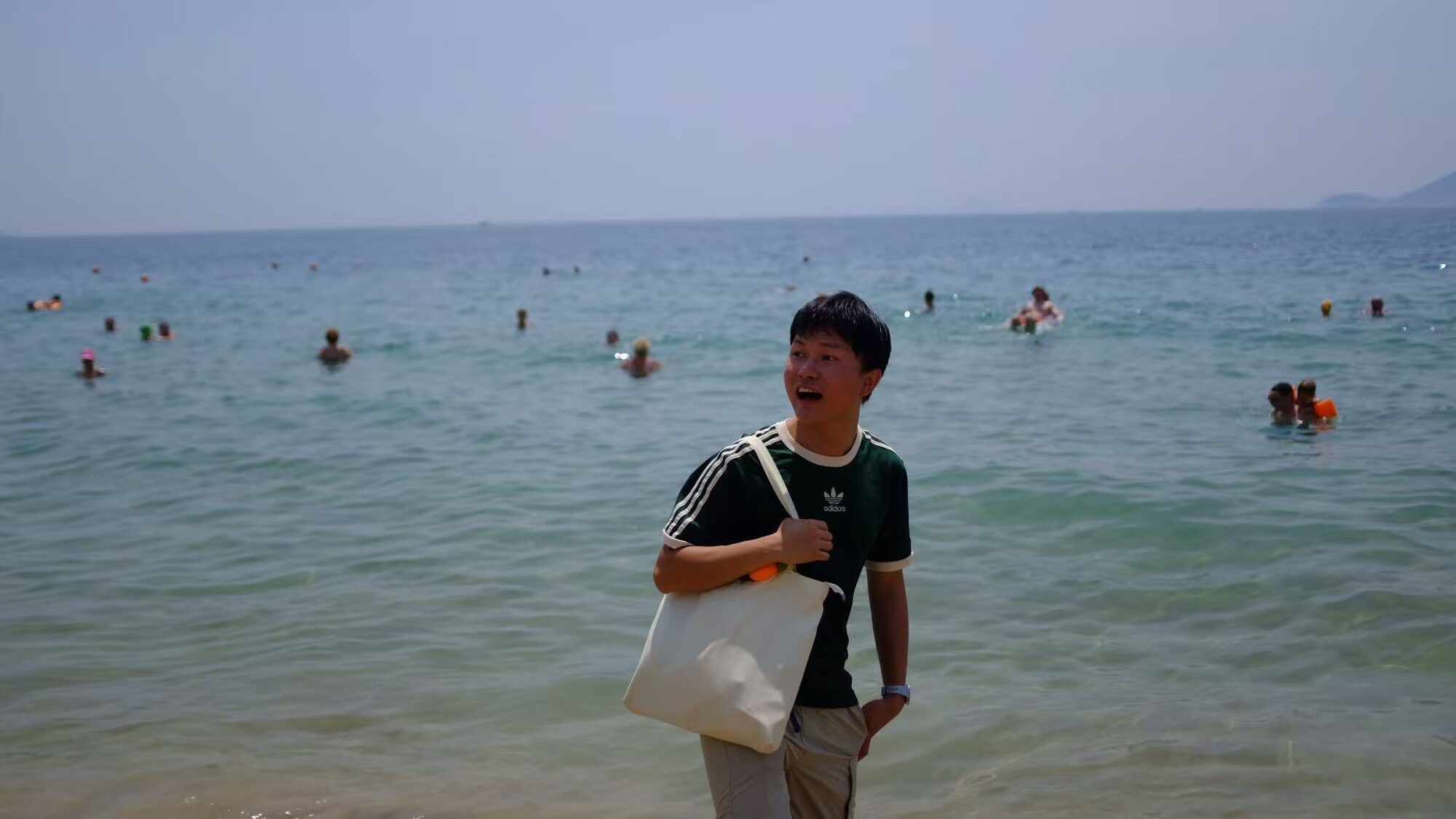 芽庄海边的躺椅与海面